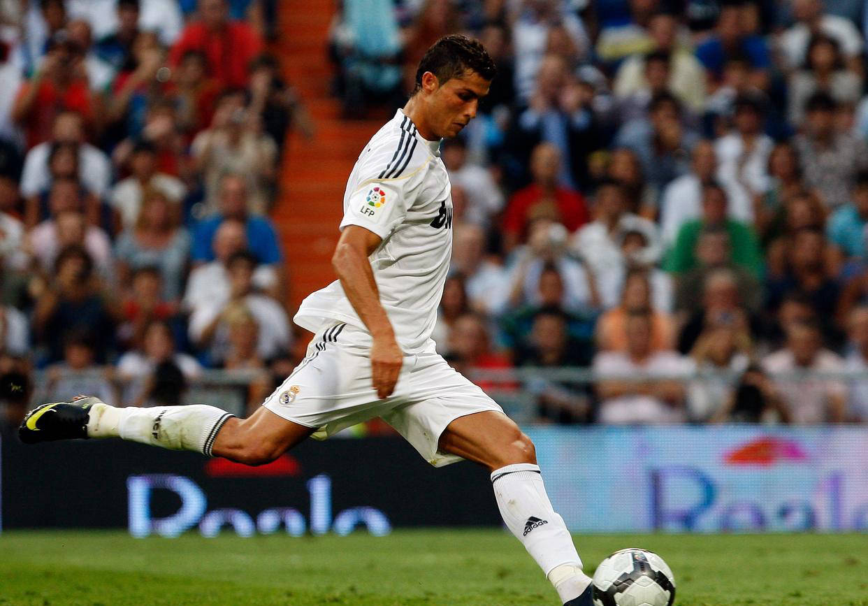 欧冠赛场上的任意球大师：C罗攻入12球领跑